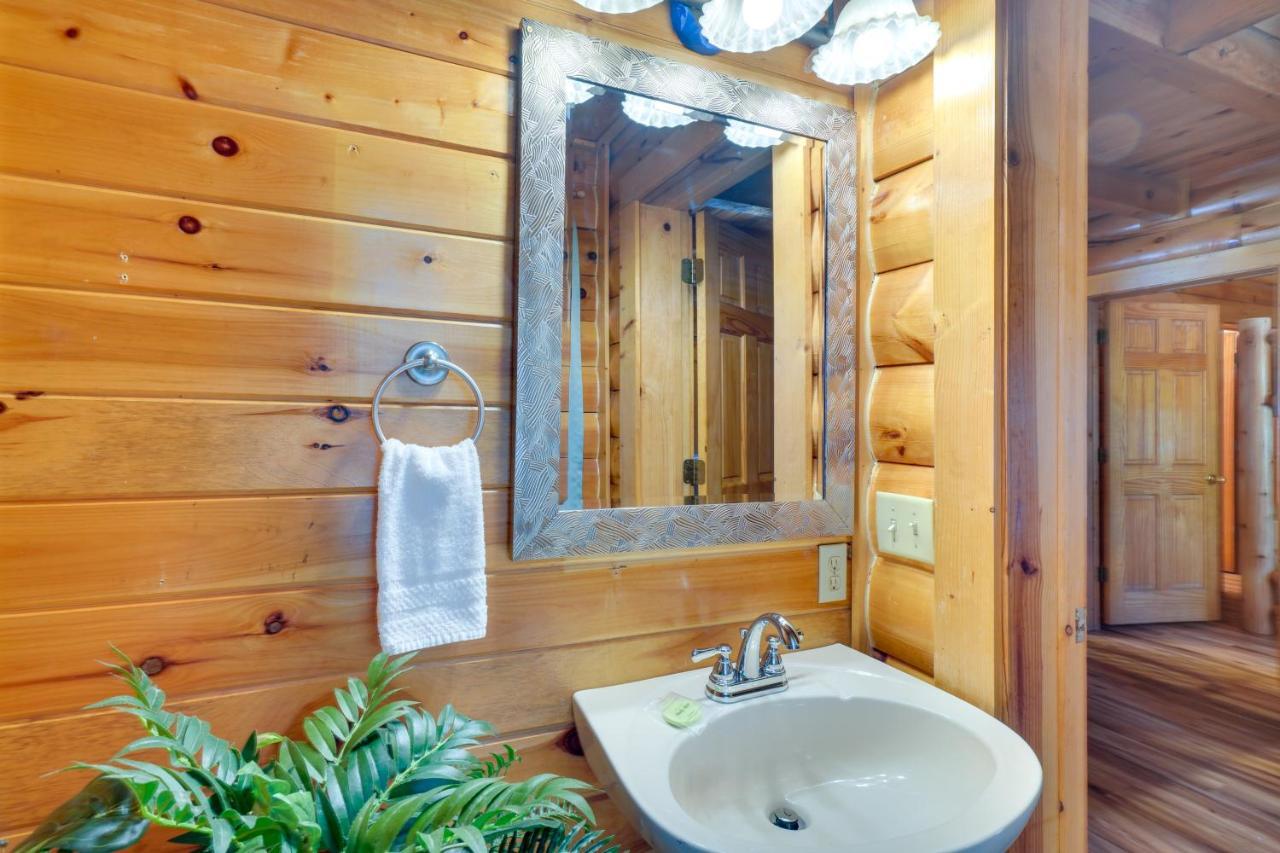 Lovely Gatlinburg Cabin With Private Hot Tub! Екстер'єр фото