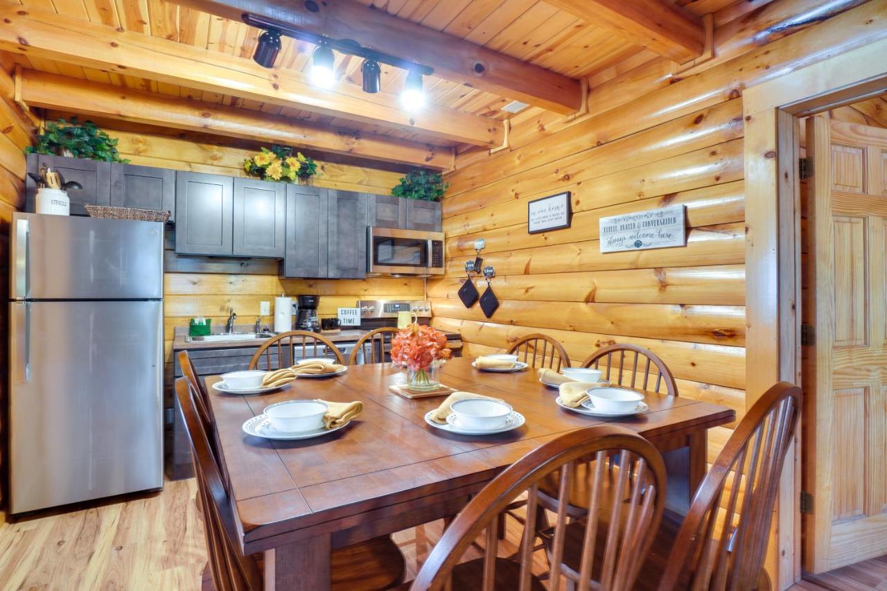 Lovely Gatlinburg Cabin With Private Hot Tub! Екстер'єр фото